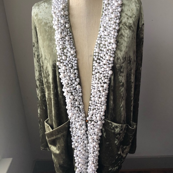 Hand bead velvet green jacket. - Picture 2 of 5